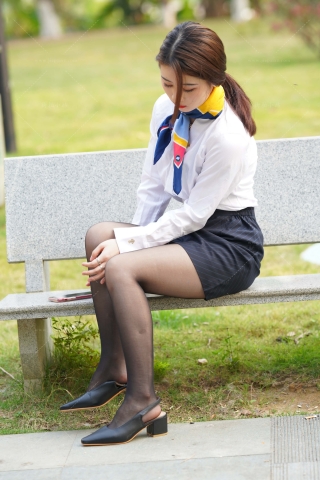 黑色丝制服美眉