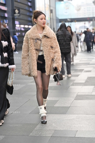 街拍黑丝波点丝袜小姐姐