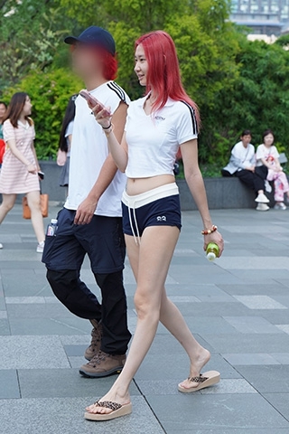 查看完整内容：热裤大长腿 - 共18张图片