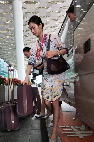 机场乘客视角海航空姐旗袍灰丝高跟不一样的美