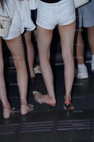 查看完整内容：街拍美腿白热裤凉高跟小姐姐 - 共17张图片