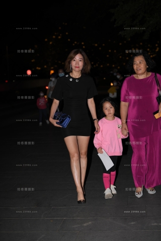 包臀裙美女辣妈