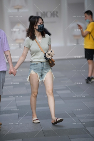 街拍热裤青春小女友