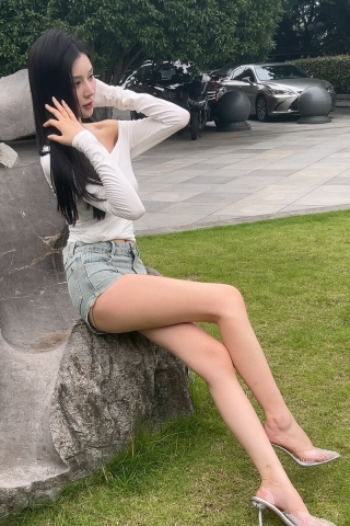 牛仔热裤苗条长腿美女