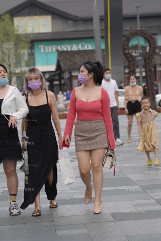街拍气质轻熟的低胸裙少f