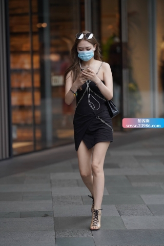 街拍骨感美女