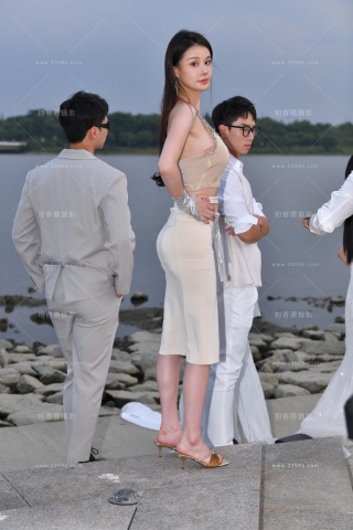 白裙yu足美女