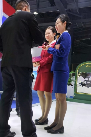 山东航空灰色丝空姐高挑美腿