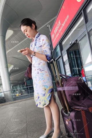 4K视频罕见海航空姐灰丝换鞋开衩旗袍视角难得