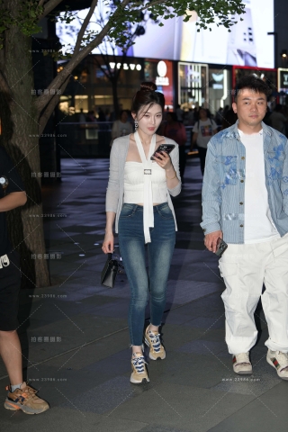清新素雅牛仔裤小姐姐