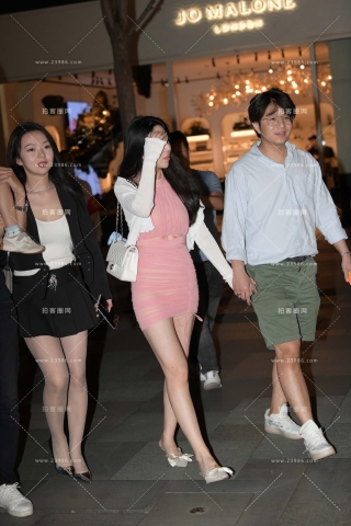 夜拍粉色包臀裙性感女友