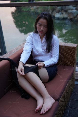 白衬衫包臀裙美眉