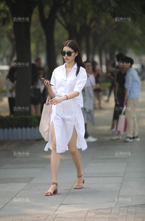 白衣美眉