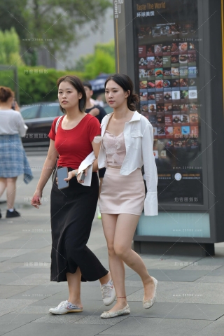 街拍淡粉色裙、平底鞋小姐姐