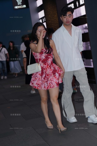 凉高美腿花裙美女