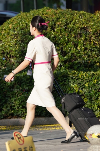 25空姐街拍-长龙阳光下肉丝闪闪东航乘务长蓝色眼影金棕丝