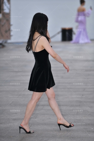 黑色吊带裙美腿贵妇