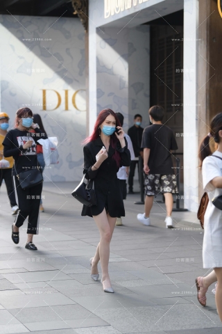 抓拍打电话的美女