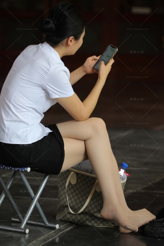 空乘大学生排队面试空姐肉丝拖鞋凉脚休息