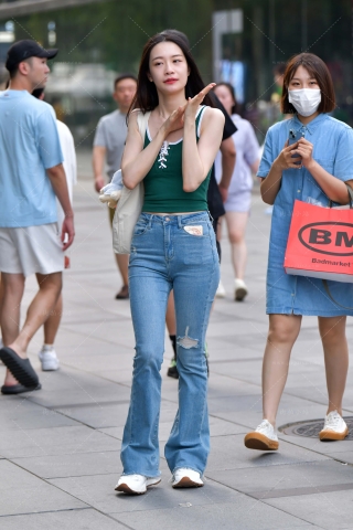 街拍高挑的牛仔裤小姐姐