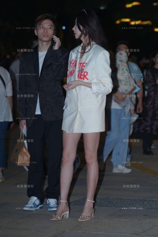 夜拍时尚美腿凉高小姐姐 【图片➕视频】