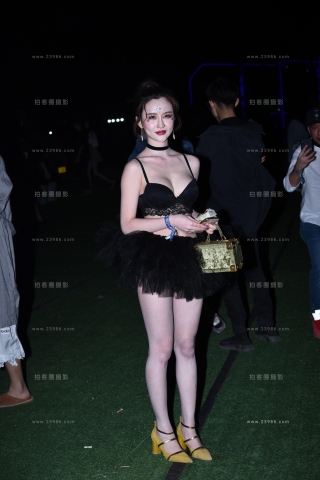 白皙性感美女