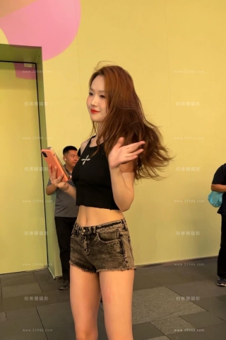 清新活力热裤小姐姐