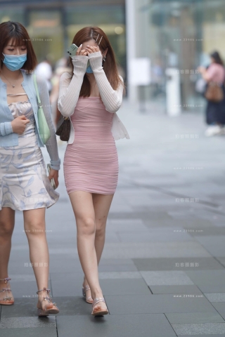 街拍粉色包臀短裙美眉