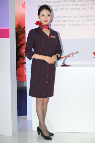 上航两位优雅空姐乘务长