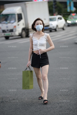 白皙美腿凉高~