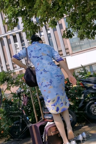 4K视频路上罕见海航两位空姐灰丝换高跟震撼