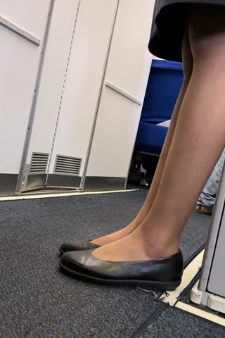 东航近拍丝袜美腿 味道都快出来