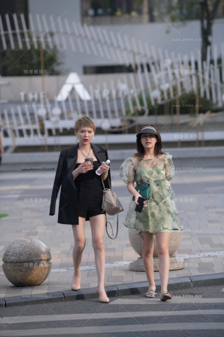 短发干练的高跟美女