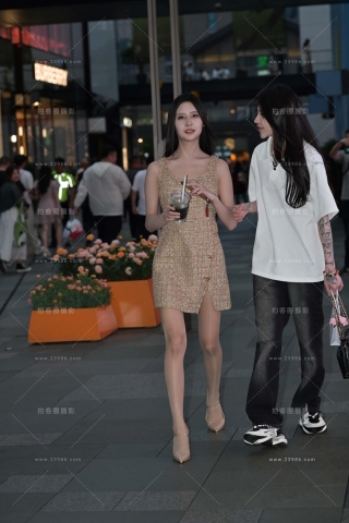 街拍喜欢穿R丝的高跟美女