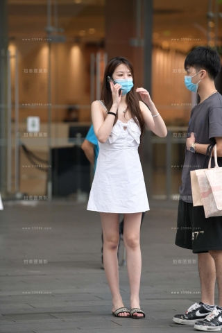 白裙小女友