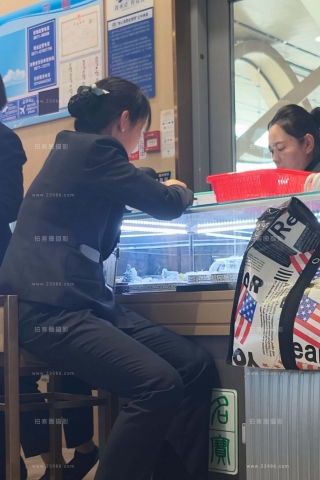 首饰店的短丝美眉