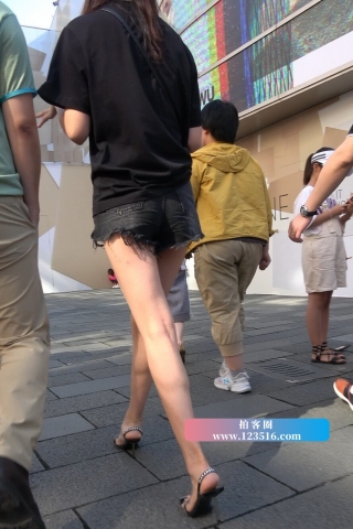 4K - 街拍热裤美腿吸烟的漂亮小姐姐 [2.06 GB/MP4]