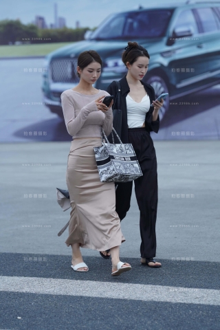 凉拖美足美眉