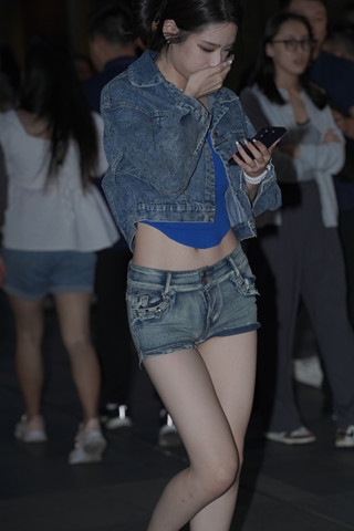 热裤牛仔套装美眉 【图片➕视频】