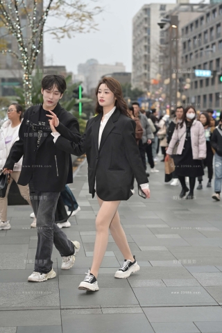 街拍光滑丝腿的小姐姐