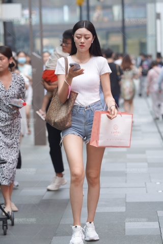 热裤美女