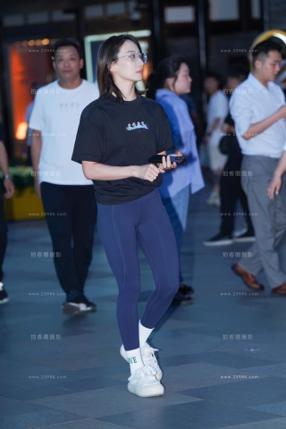 紧身裤美眉
