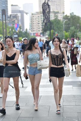 街拍清凉热裤美腿三姐妹