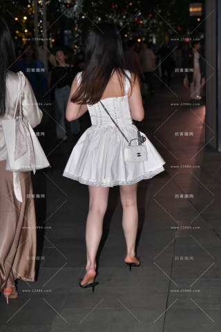 蓬松白裙大白腿