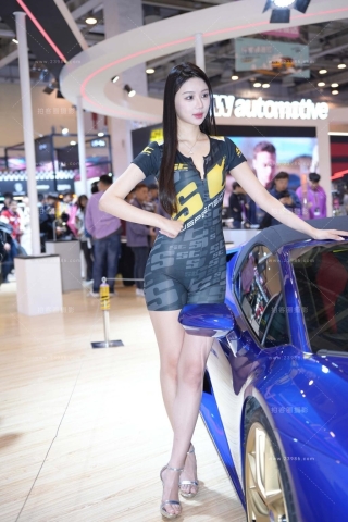 性感的紧身连体衣美女车模 【图片➕视频】