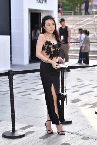 时装周美丽的开衩裙气质美人