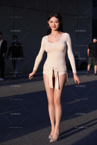 连体衣，油亮丝长腿美女 【图片➕视频】