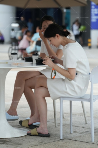 吃午餐的白裙小姐姐