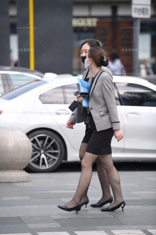 街拍黑丝白领美女姐妹