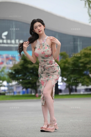 25成都车展，花裙子 任绵绵